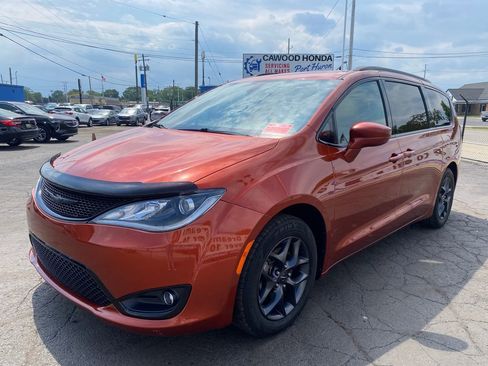 Used 2018 Chrysler Pacifica Touring-L Plus w/ S Appearance Package FWD image 8