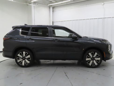 New 2025 Mitsubishi Outlander SE image 2