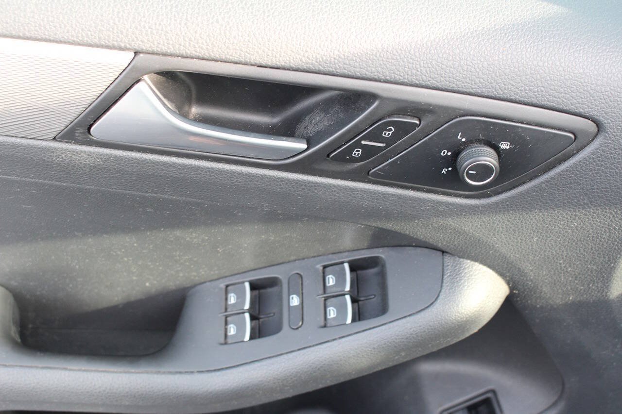 Used 2016 Volkswagen Jetta SE FWD image 4