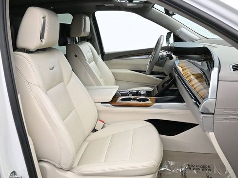 Certified 2025 Cadillac Escalade ESV Sport Platinum AWD/4WD image 17