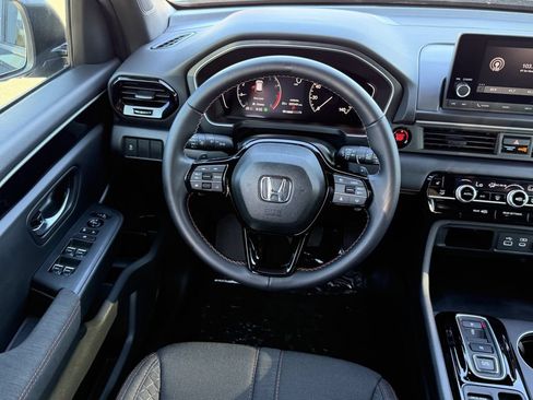 Used 2025 Honda Pilot Sport image 14