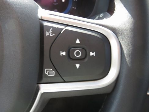 Used 2022 Volvo XC60 B5 Momentum image 24