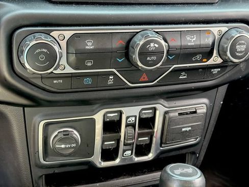 Used 2022 Jeep Wrangler Unlimited Sahara AWD/4WD image 13