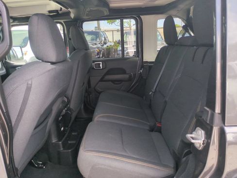 Used 2025 Jeep Wrangler Unlimited Sahara AWD/4WD image 15