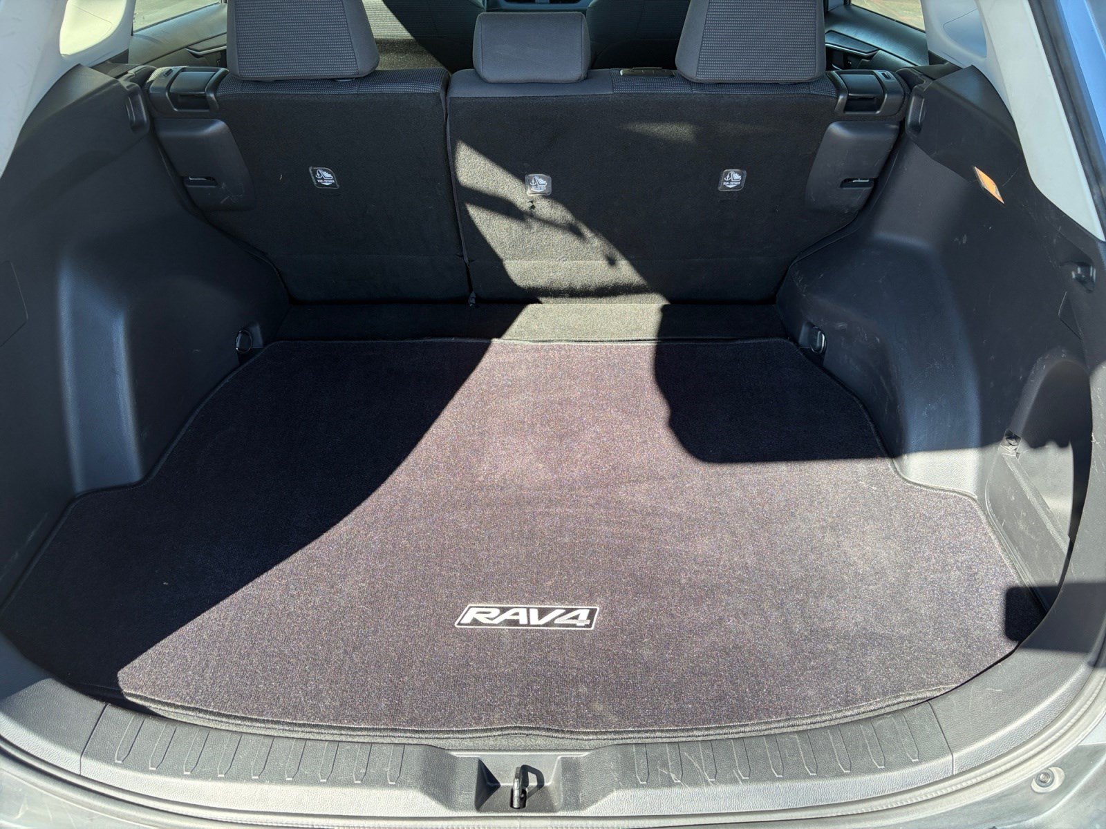 Used 2021 Toyota RAV4 LE w/ Carpet Mat Package (TMS) AWD/4WD image 25