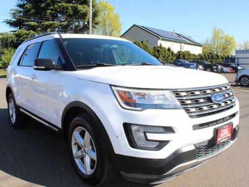 Used 2017 Ford Explorer XLT image 7