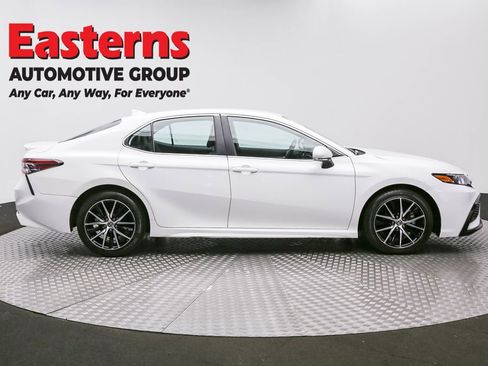 Used 2023 Toyota Camry SE FWD image 4