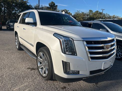Used 2020 Cadillac Escalade Luxury image 2