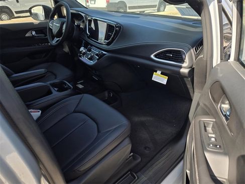 New 2026 Chrysler Pacifica Select image 7
