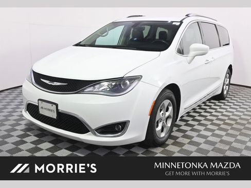 Used 2017 Chrysler Pacifica Touring-L Plus FWD image 1