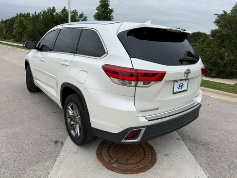Used 2018 Toyota Highlander Limited Platinum FWD image 7