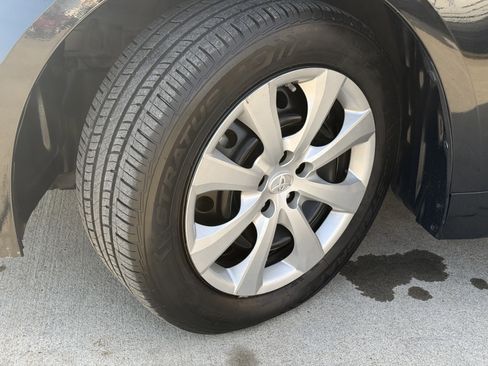 Used 2021 Toyota Corolla LE image 19