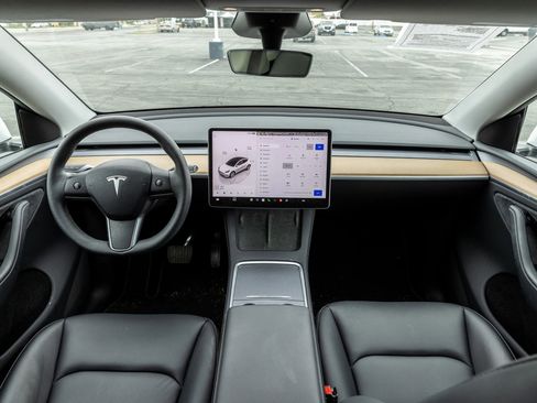 Used 2024 Tesla Model Y Long Range AWD/4WD image 23
