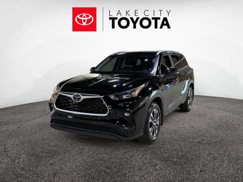Used 2024 Toyota Highlander XLE FWD image 1