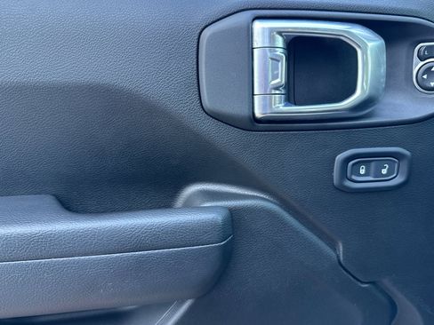 Used 2022 Jeep Gladiator Willys image 11