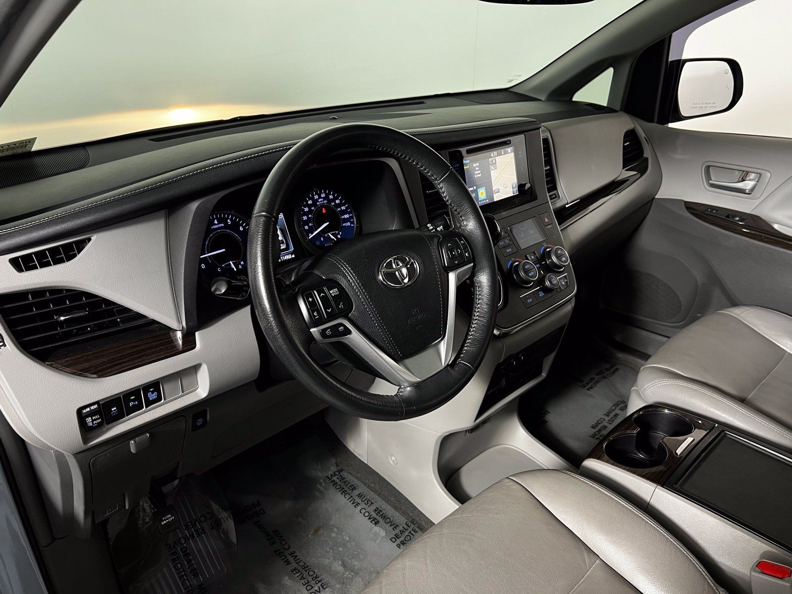 Used 2017 Toyota Sienna XLE Premium FWD image 12