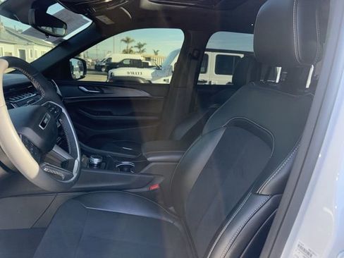 Used 2024 Jeep Grand Cherokee Altitude image 9