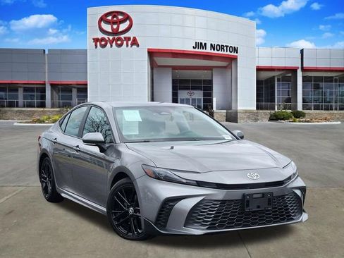 Used 2025 Toyota Camry SE image 1