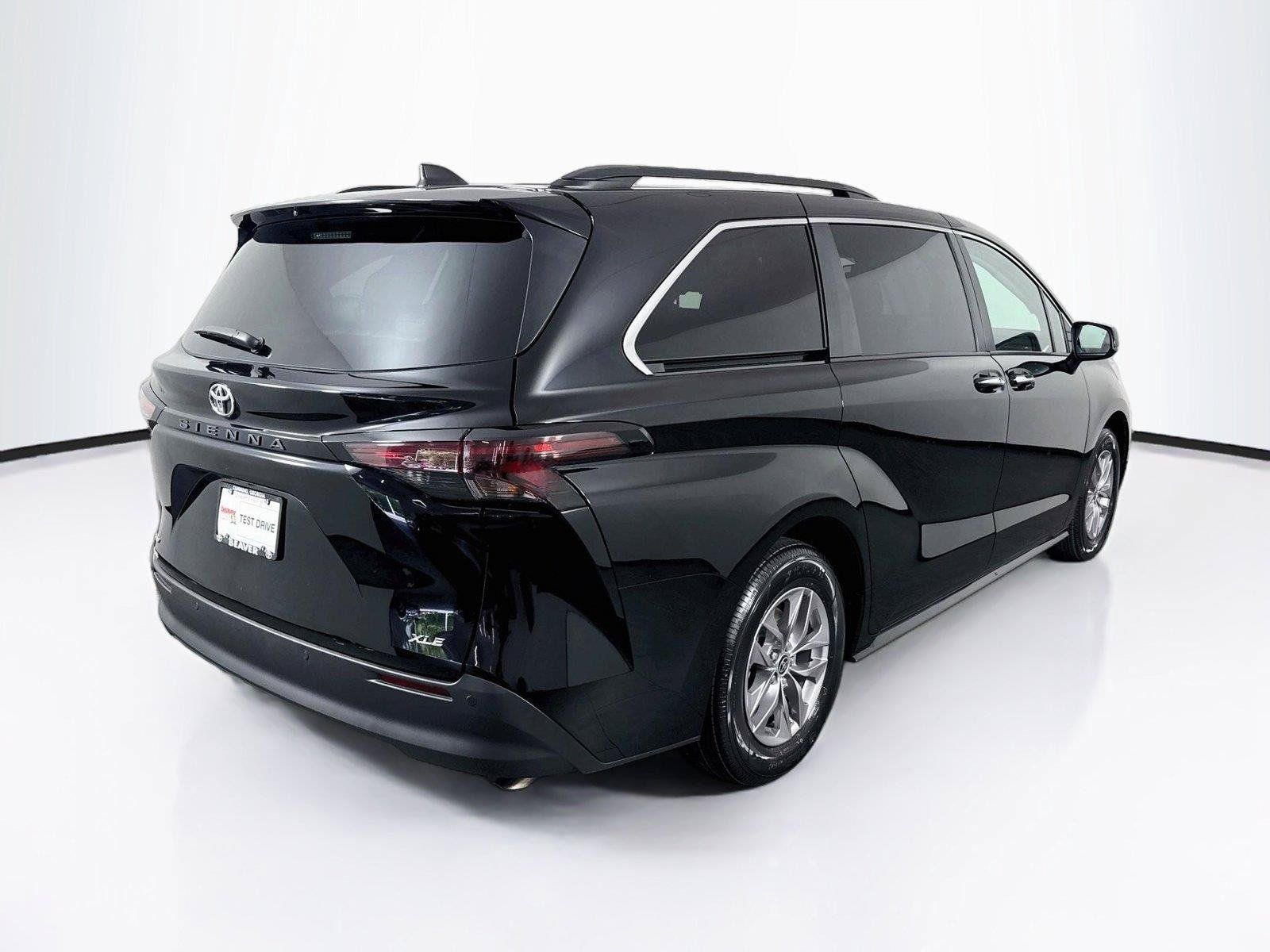 Certified 2026 Toyota Sienna XLE FWD image 2