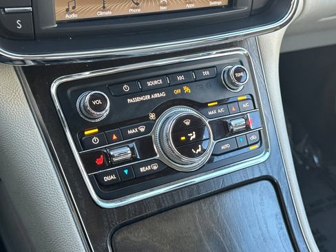 Used 2017 Lincoln Continental Select image 27