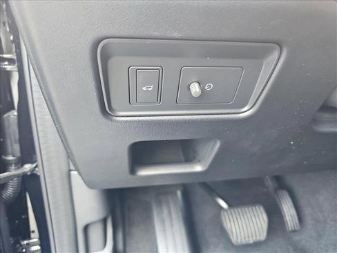 New 2025 Land Rover Discovery S image 28