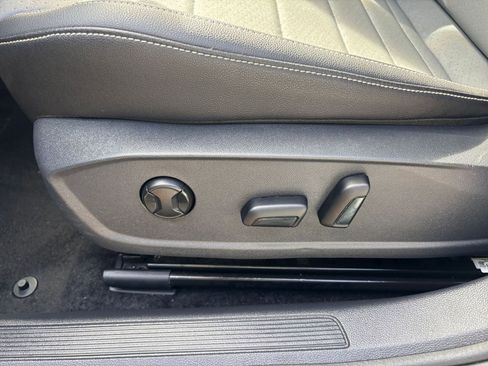 Used 2025 Volkswagen Jetta SE image 23