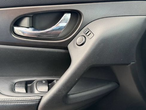 Used 2014 Nissan Rogue SV FWD image 25
