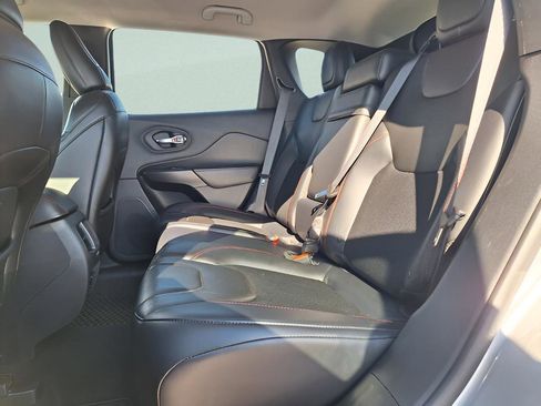 Used 2019 Jeep Cherokee Trailhawk image 25