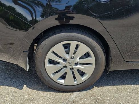 Certified 2025 Nissan Sentra S FWD image 9