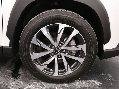 Certified 2022 Toyota Corolla Cross XLE image 31