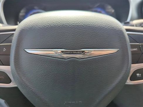 Used 2023 Chrysler Pacifica Touring-L FWD image 23