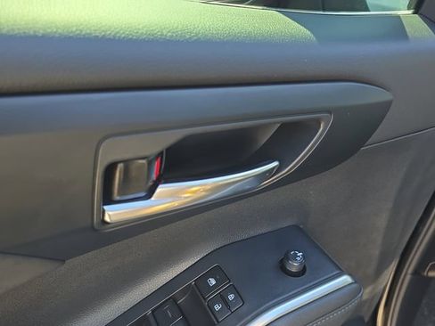 Used 2024 Toyota Highlander XLE AWD/4WD image 19