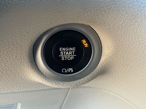 Used 2024 Chrysler Pacifica Select image 26