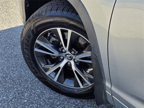 Used 2018 Toyota Highlander LE image 35