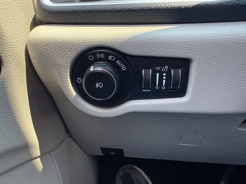 Used 2017 Chrysler Pacifica Limited w/ Advanced Safetytec Group FWD image 48