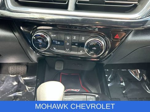 Used 2025 Chevrolet Trax RS w/ Sunroof Package FWD image 17