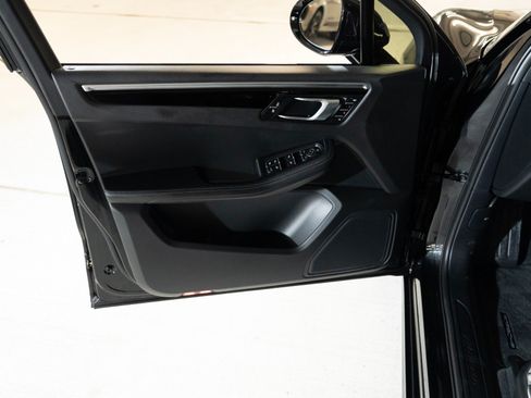 Certified 2023 Porsche Macan AWD/4WD image 23