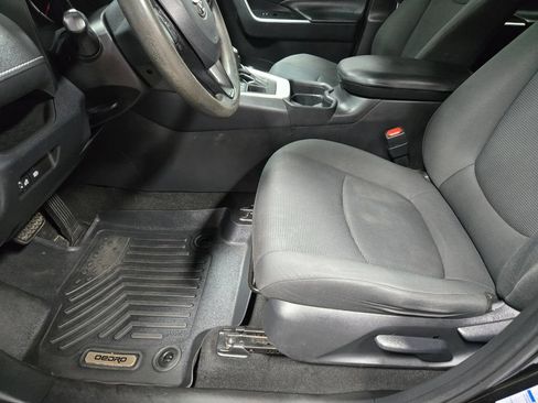 Used 2021 Toyota RAV4 LE AWD/4WD image 10
