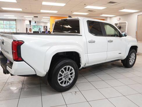 Used 2025 Toyota Tacoma Limited AWD/4WD image 12