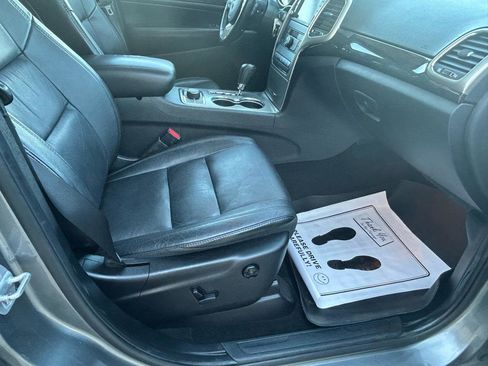 Used 2012 Jeep Grand Cherokee Laredo AWD/4WD image 12