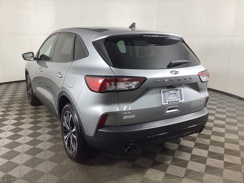 Used 2022 Ford Escape SE w/ SE Sport Appearance Package image 4