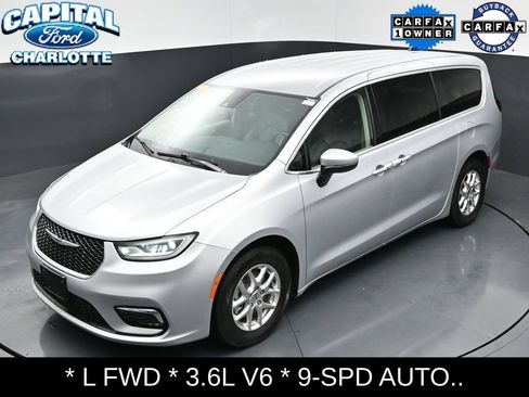 Used 2023 Chrysler Pacifica Touring-L FWD image 28