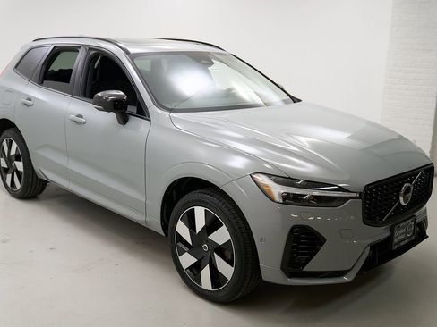 Certified 2024 Volvo XC60 T8 Plus AWD/4WD image 4
