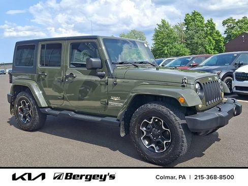 Used 2015 Jeep Wrangler Unlimited Sahara w/ Connectivity Group AWD/4WD image 3