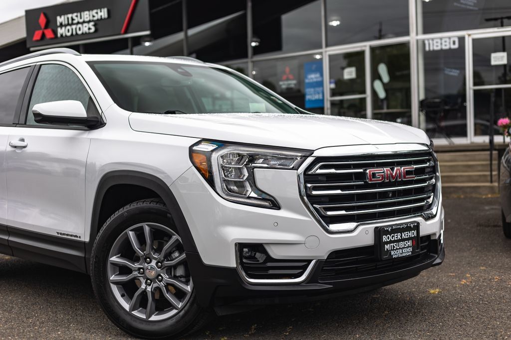 Used 2024 GMC Terrain SLT w/ Tech Package AWD/4WD image 3