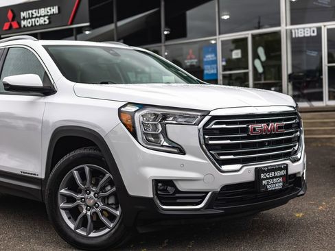 Used 2024 GMC Terrain SLT w/ Tech Package AWD/4WD image 3