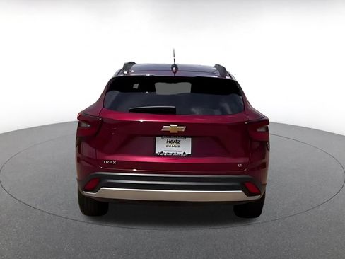 Used 2025 Chevrolet Trax LT w/ LT Convenience Package FWD image 8
