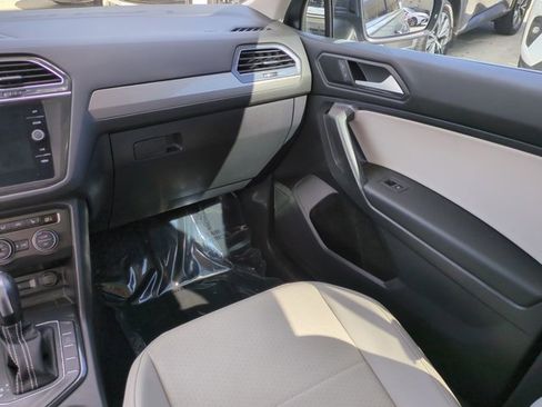Used 2021 Volkswagen Tiguan SE w/ Panoramic Sunroof Package image 16