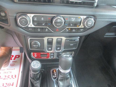 Used 2025 Jeep Wrangler Rubicon w/ Safety Group AWD/4WD image 9