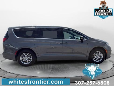 Used 2025 Chrysler Pacifica Select FWD image 4